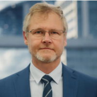 1001-Drohnenshow.de__016 Als treibende Kraft hinter unserem Unternehmen treffe ich strategische Entscheidungen, um nachhaltiges Wachstum zu fördern und unsere Stabilität langfristig zu sichern.