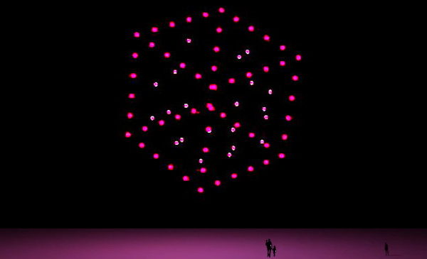 Erleben Sie die faszinierende Fusion von Technologie und Kunst in unserer einzigartigen Drohnenshow, bei der 81 Drohnen einen leuchtenden Würfel am Himmel formen. Dieses beeindruckende Spektakel verkörpert die Präzision und die kreative Vielfalt der modernen Unterhaltung. Tauchen Sie ein in eine Welt der Symmetrie und Innovation.