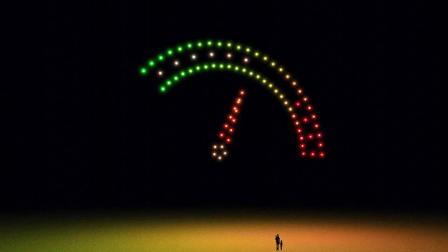 81 leuchtende Drohnen schweben majestätisch in den nächtlichen Himmel und zaubern einen lebendigen Speedometer.