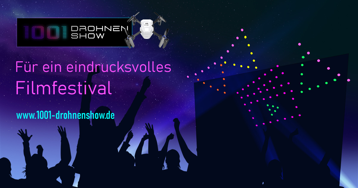 Auf dem Höhepunkt des Filmfestivals erstrahlt der Nachthimmel in einem magischen Lichtspiel. Drohnen schweben elegant durch die Dunkelheit, formen kunstvolle Muster und bringen den Himmel mit synchronisierten Lichteffekten zum Tanzen. Ihre leuchtenden Spuren malen eine Geschichte in die Luft, eine Hommage an die Magie des Kinos. Die Zuschauer sind fasziniert, während die Drohnen in perfekter Harmonie die Atmosphäre des Filmfestivals auf eine neue Dimension erheben – eine Huldigung an die Verbindung von Technologie und filmischer Kunst.